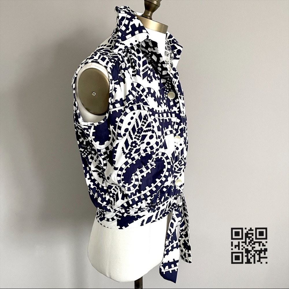 Vintage 70s Blue White Geometric Print Sleeveless Front Tie Collared Button Top - Picture 4 of 9